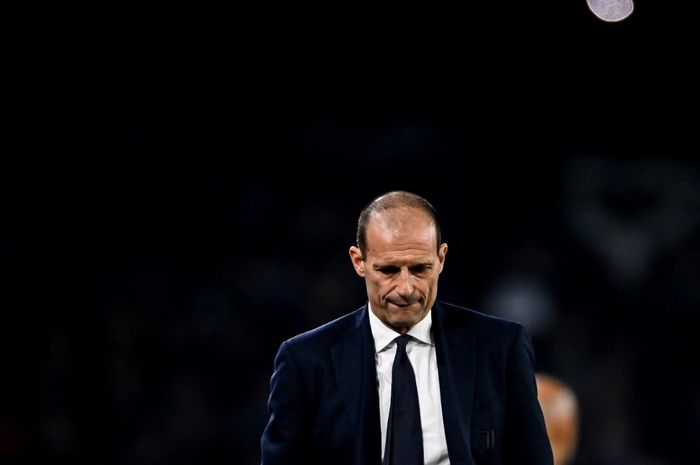 Ekspresi kekecewaan Massimiliano Allegri usai Juventus kalah 1-5 dari Napoli di giornata 18 Liga Italia 2022-2023 di Stadion Diego Armando Maradona, Jumat (13/1/2023).