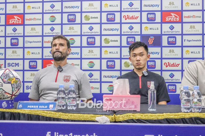 Pelatih Persis Solo, Leonardo Medina Arellano (kiri) dan pemainnya bernama Sutanto Tan (kanan) saat hadir dalam sesi jumpa pers di Stadion Indomilk Arena, Tangerang, Banten, 14 Januari 2023.