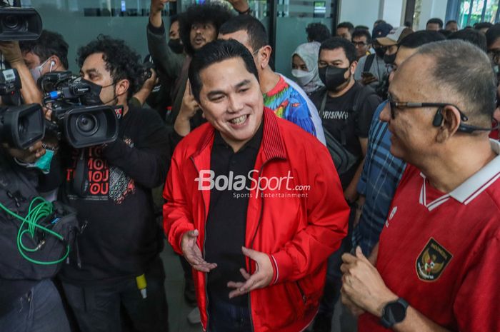 Menteri BUMN (Badan Usaha Milik Negara), Erick Thohir, saat tiba di Kantor PSSI, GBK Arena, Senayan, Jakarta, 15 Januari 2023.