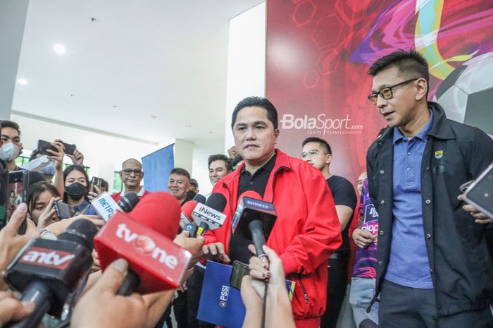 Calon Ketua Umum PSSI periode 2023-2027, Erick Thohir, sedang memberikan keterangan kepada awak media di GBK Arena, Senayan, Jakarta, 15 Januari 2023.