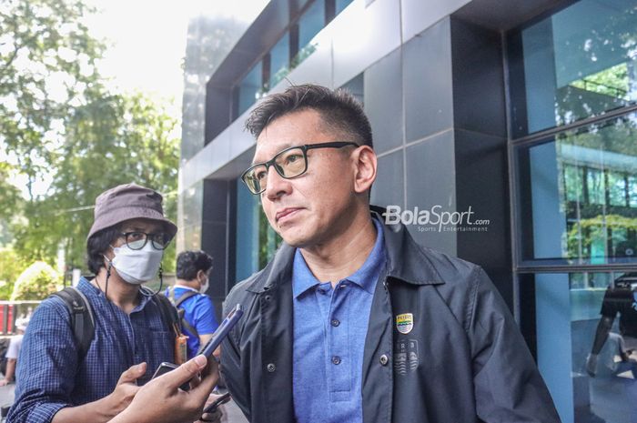 Direktur PT Persib Bandung Bermartabat, Teddy Tjahjono, sedang memberikan keterangan kepada awak media di GBK Arena, Senayan, Jakarta, 15 Januari 2023.