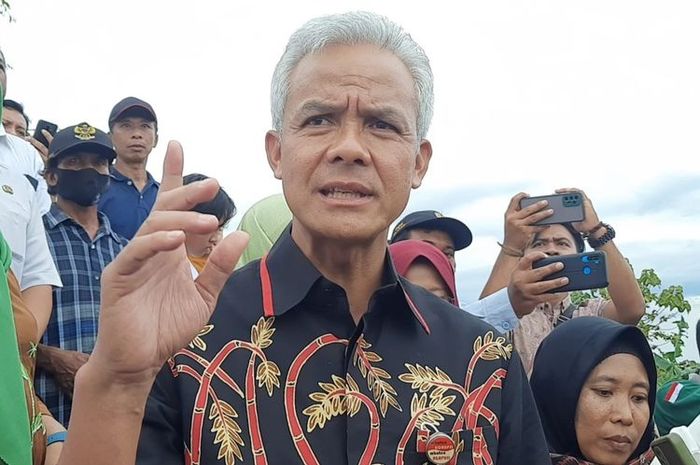 Ganjar Pranowo berkomentar soal kisruh suporter dan aparat di laga pekan ke-25 Liga 1 2022-2023 antara PSIS Semarang melawan Persis Solo.