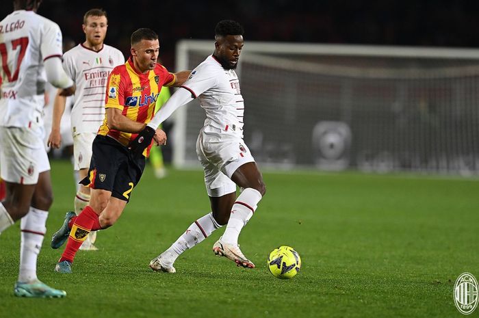 Aksi Divock Origi dalam laga antara AC Milan dan Lecce pada giornata 18 Liga Italia 2022-2023.