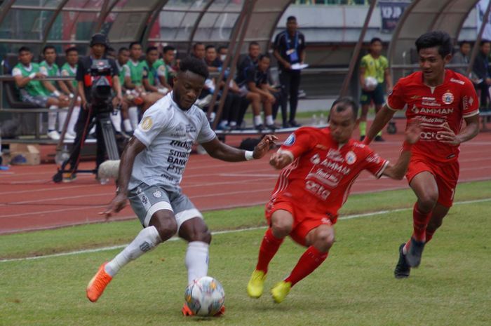 Suasana pertandingan antara Persija Jakarta versus Bali United pada laga pekan ke-18 Liga 1 2022/2023 di Stadion Candra Bhaga, Bekasi, Minggu (15/1/2023).