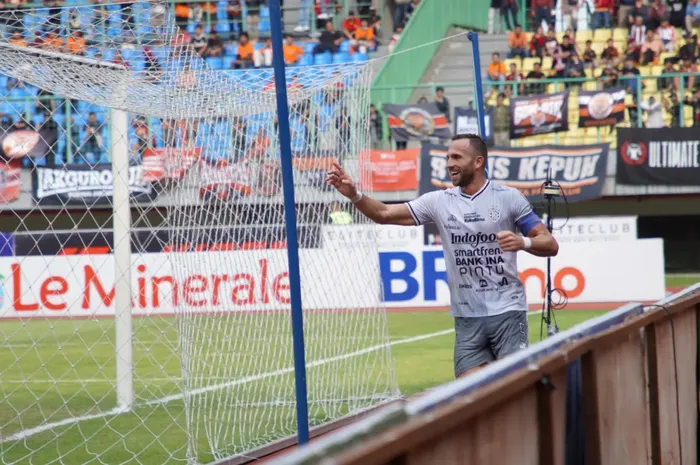 Pemain Bali United, Ilija Spasojevic usai menjebol gawang Persija Jakarta pada laga pekan ke-18 Liga 1 2022/2023 di Stadion Candra Bhaga, Bekasi, Minggu (15/1/2023).