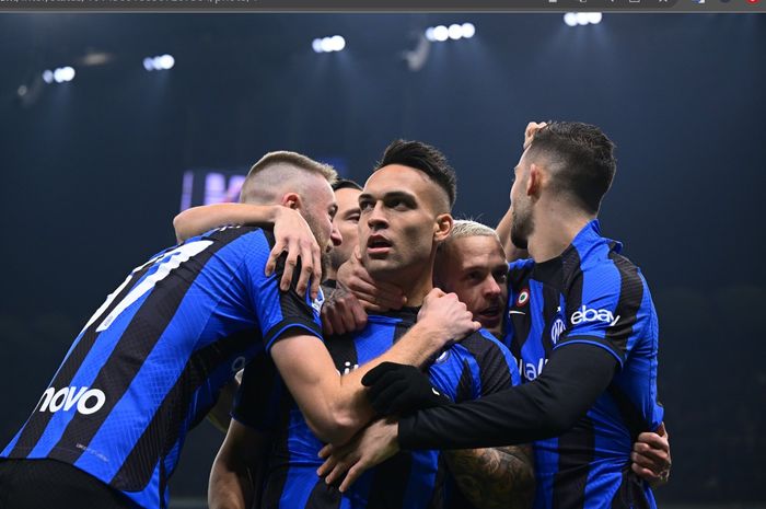 Para pemain Inter Milan merayakan gol Lautaro Martinez ke gawang Hellas Verona di Stadion Giuseppe Meazza dalam giornata 18 Liga Italia 2022-2023, Sabtu (14/1/2023).