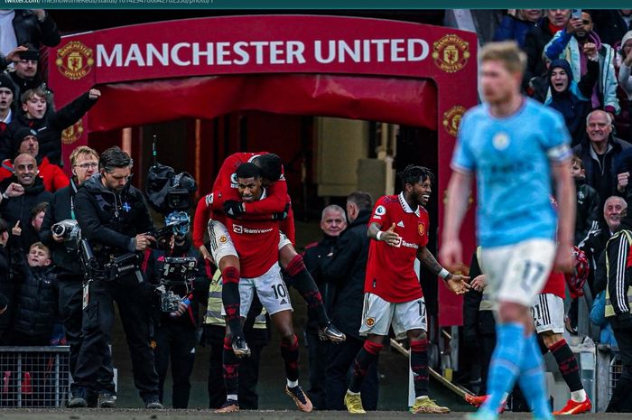 Manchester United berhasil menyodok ke posisi ketiga klasemen sementara Liga Inggris usai meraih kemenangan 2-1 dalam derbi Manchester.