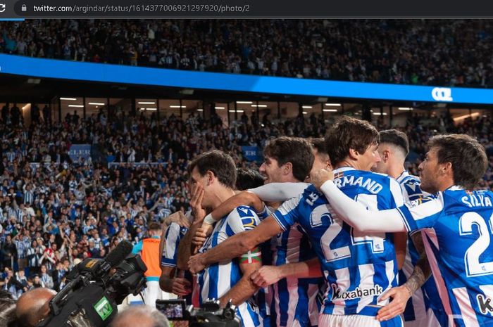 Para pemain Real Sociedad merayakan gol yang dicetak Mikel Oyarzabal ke gawang Athletic Bilbao lewat titik putih