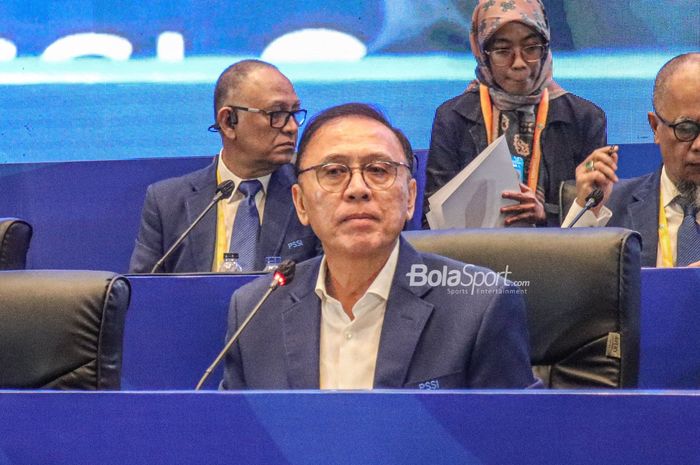 Ketua Umum PSSI, Mochamad Iriawan, sedang memberikan keterangan kepada awak media di Hotel Sultan, Senayan, Jakarta, 15 Januari 2023.