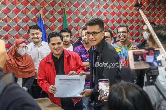 Menteri BUMN (Badan Usaha Milik Negara), Erick Thohir, saat mendaftar sebagai calon Ketua Umum PSSI periode 2023-2027 di GBK Arena, Senayan, Jakarta, 15 Januari 2023.