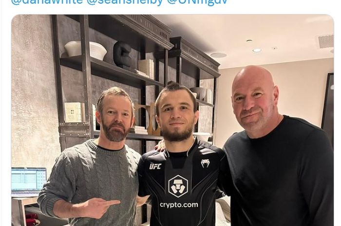 Umar Nurmagomedov (tengah) bersama dua orang penting UFC, Dana White (kanan), dan Sean Shelby (kiri).