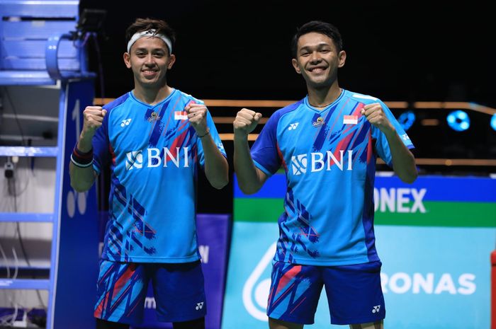 Pasangan ganda putra Indonesia, Fajar Alfian/Muhammad Rian Ardianto, berpose setelah memastikan diri ke final Malaysia Open 2023 di Axiata Arena, Kuala Lumpur, Sabtu (14/1/2023).