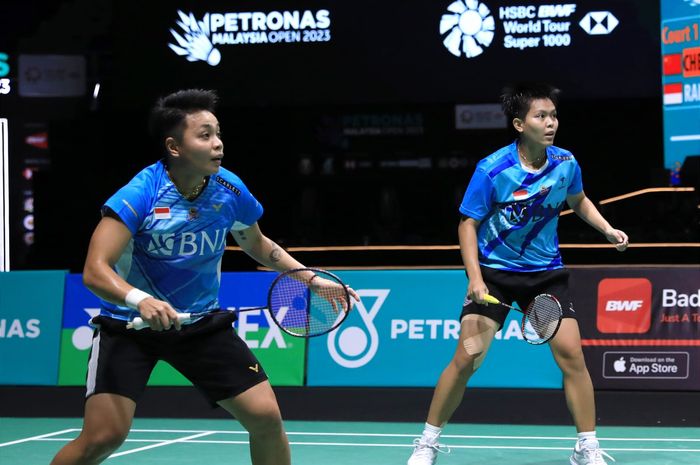 Pasangan ganda putri Indonesia, Apriyani Rahayu/Siti Fadia Silva Ramadhanti, pada semifinal Malaysia Open 2023 di Axiata Arena, Kuala Lumpur, Sabtu (14/1/2023).