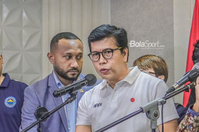 Head Legal APPI, Jannes Silitonga, sedang memberikan keterangan kepada awak media di Kantor Kemenpora, Senayan, Jakarta, 16 Januari 2023.