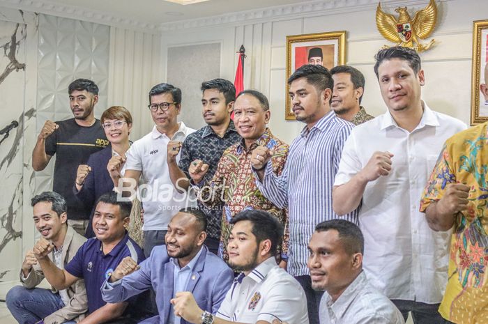 Menteri Pemuda dan Olahraga Republik Indonesia, Zainudin Amali (tengah), sedang berfoto bersama seusai menerima pertemuan dengan perwakilan Klub Liga 2 2022 di Kantor Kemenpora, Senayan, Jakarta, 16 Januari 2023.