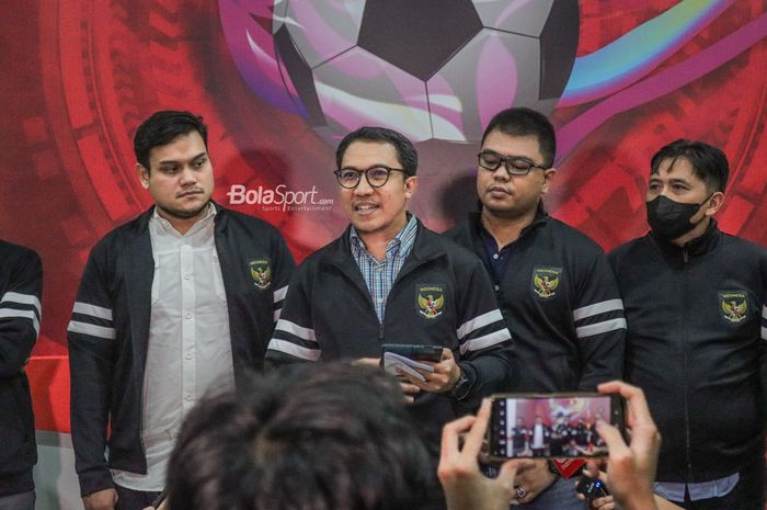 Ketua Komite Pemilihan, Amir Burhanudin (tengah), beserta jajaran sedang memberikan keterangan kepada awak media di GBK Arena, Senayan, Jakarta, 16 Januari 2023.