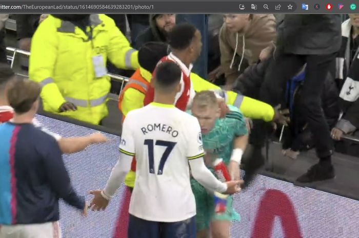 Kiper Arsenal, Aaron Ramsdale, mendapatkan tendangan dari salah seorang pendukung Tottenham Hotspur dalam matchday 20 Liga Inggris 2022-2023 di Tottenham Hotspur Stadium, Minggu (15/1/2023).