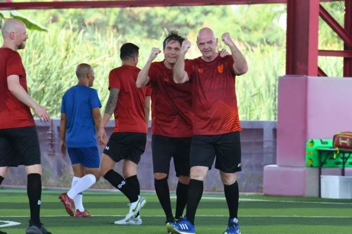 Presiden FIFA, Gianni Infantino, saat bermain sepak bola bersama para legenda Timnas Thailand menjelang pertandingan final Piala AFF 2022.