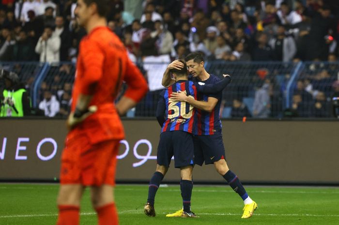 Striker Barcelona, Robert Lewandowski (kanan), melakukan selebrasi bersama Gavi dalam laga final Piala Super Spanyol kontra Real Madrid. Lewy dan Gavi janjian sebelum laga untuk 2 gol pertama Barca.