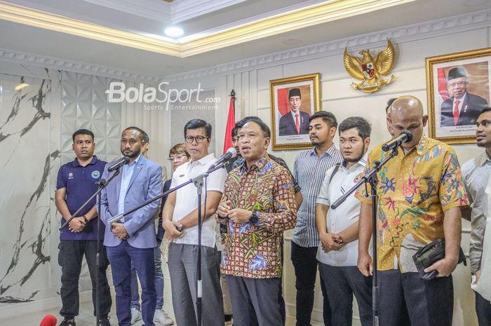 Menteri Pemuda dan Olahraga Republik Indonesia, Zainudin Amali, sedang memberikan keterangan kepada awak media seusai menerima pertemuan dengan perwakilan Klub Liga 2 2022 di Kantor Kemenpora, Senayan, Jakarta, 16 Januari 2023.