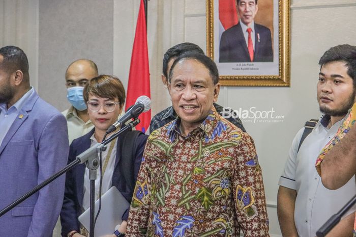 Menteri Pemuda dan Olahraga Republik Indonesia, Zainudin Amali, sedang memberikan keterangan kepada awak media di Kantor Kemenpora, Senayan, Jakarta, 16 Januari 2023.