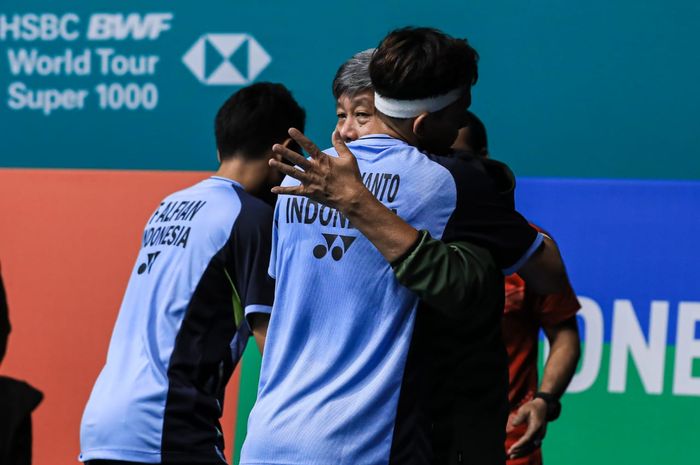 Fajar Alfian/Muhammad Rian Ardianto dipeluk oleh pelatih ganda putra Indonesia, Herry Iman Pierngadi usai memenangi final Malaysia Open 2023