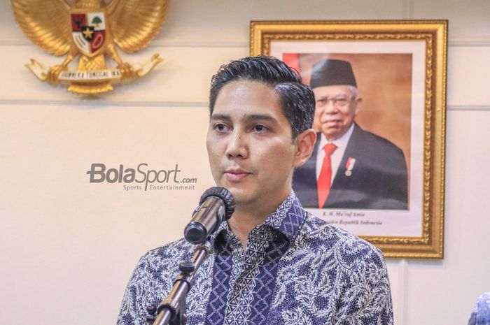 Ketua Panitia Pelaksana FIBA Basketball World Cup 2023, Budisatrio Djiwandono, sedang memberikan keterangan kepada awak media di Kantor Kemenpora, Senayan, Jakarta, 17 Januari 2023.