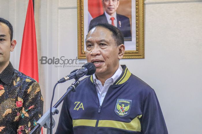 Menteri Pemuda dan Olahraga Republik Indonesia, Zainudin Amali, sedang memberikan keterangan kepada awak media di Kantor Kemenpora, Senayan, Jakarta, 17 Januari 2023.