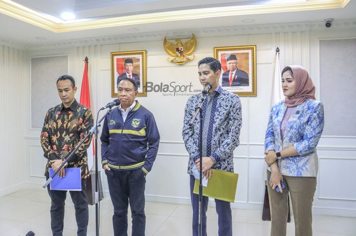 (Dari kiri ke kanan) Sekretaris Jendral Panitia Pelaksana FIBA Basketball World Cup 2023 Junas Miardiarsyah, Menteri Pemuda dan Olahraga Republik Indonesia Zainudin Amali,  Ketua Panitia Pelaksana FIBA Basketball World Cup 2023 Budisatrio Djiwandono, dan Sekretaris Jendral Perbasi Nirmala Dewi.