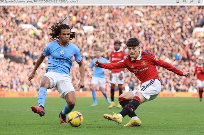 Momen wonderkid Manchester United, Alejandro Garnacho (kanan), saat memberikan assist kepada gol Marcus Rashford dalam laga kontra Manchester City di Old Trafford pada pekan ke-20 Liga Inggris 2022-2023, Sabtu (14/1/2023).