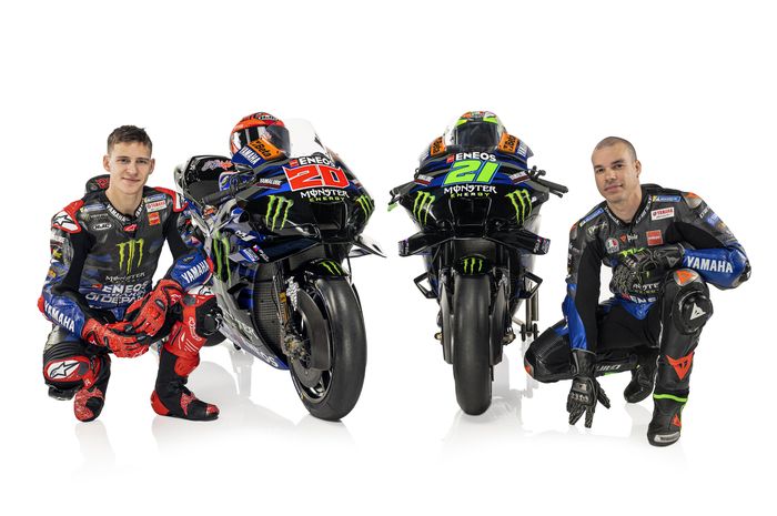 Ki-ka, Fabio Quartararo dan Franco Morbidelli dengan livery anyar Monster Energy Yamaha YZR-M1 untuk MotoGP 2023.