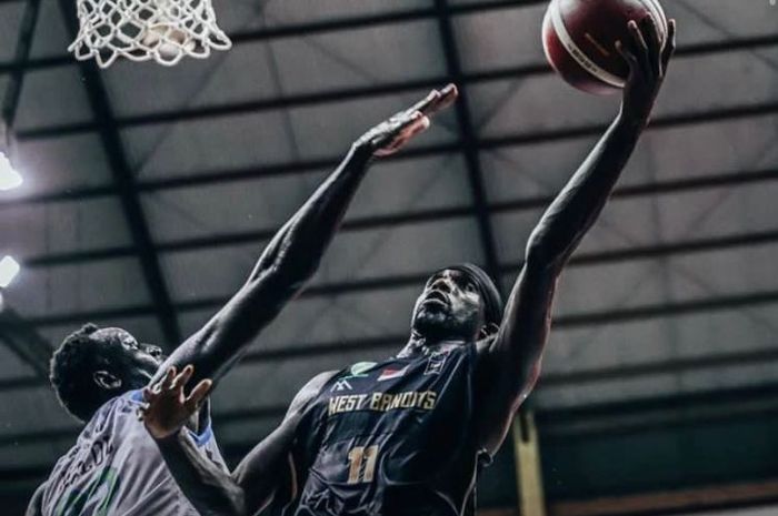 Aksi pemain tim West Bandits Solo, Prince Targbe Williams pada pertandingan melawan tim RJ Amartha Hangtuah Jakarta pada IBL 2023 di GOR Merpati, Denpasar, Bali pada hari Senin (16/1/2023)