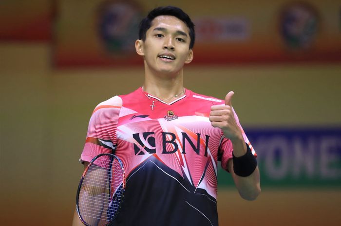 Tunggal putra Indonesia, Jonatan Christie, berpose setelah memastikan diri melaju ke babak kedua India Open 2023 di KD Jadhav Indoor Hall, New Delhi, Selasa (17/1/2023).