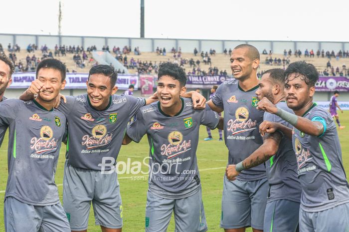 Gelandang Persebaya Surabaya, Marselino Ferdinan, sedang merayakan golnya bersama rekannya diantaranya Sho Yamamoto, Rizky Ridho, Leonardo Silva Lelis saat pekan ke-18 Liga 1 2022 di Stadion Indomilk Arena, Tangerang, Banteng, Rabu (18/1/2023).