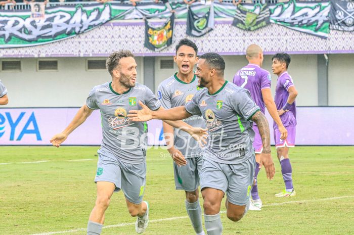 Gelandang Persebaya Surabaya, Marselino Ferdinan, sedang merayakan golnya bersama rekannya diantaranya Jose Pedro Magalhaes Valente (Ze Valente) dan Paulo Victor Costa Soares saat pekan ke-18 Liga 1 2022 di Stadion Indomilk Arena, Tangerang, Banteng, Rabu (18/1/2023).