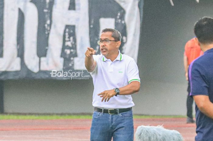 Pelatih Persebaya Surabaya, Aji Santoso, sedang memberikan intruksi kepada para pemainnya dalam laga pekan ke-18 Liga 1 2022 di Stadion Indomilk Arena, Tangerang, Banteng, Rabu (18/1/2023).