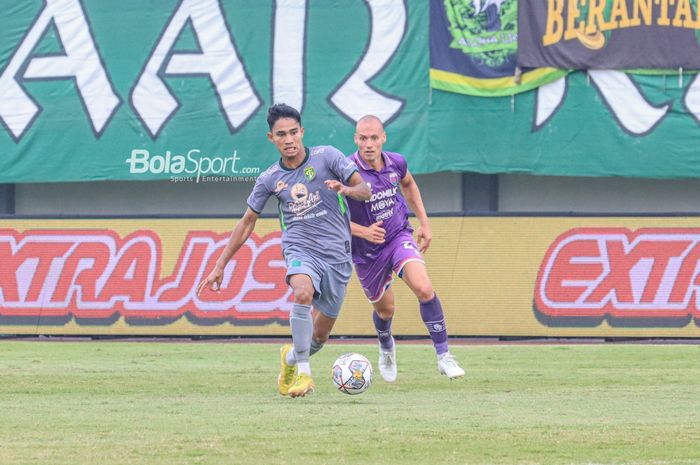 Gelandang Persebaya Surabaya, Marselino Ferdinan (kiri), sedang menggiring bola dan dibayangi bek Persita Tangerang bernama Agustin Cattaneo (kanan) dalam laga pekan ke-18 Liga 1 2022 di Stadion Indomilk Arena, Tangerang, Banteng, Rabu (18/1/2023).