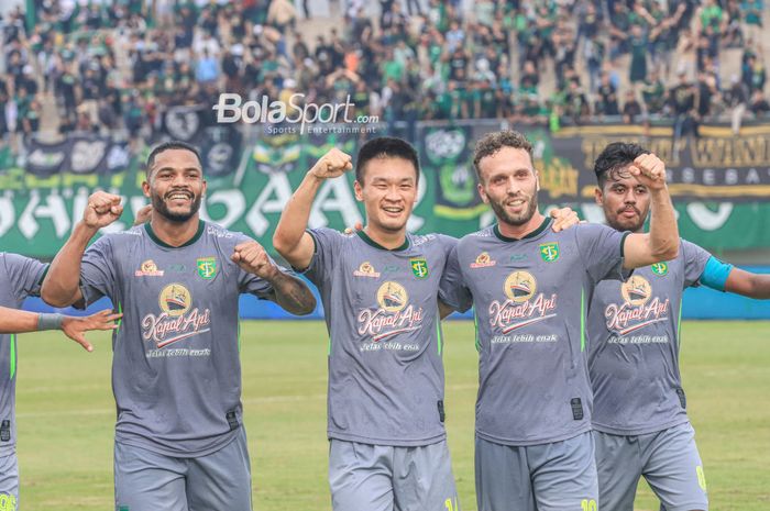 (Dari kiri ke kanan) Paulo Victor Costa Soares, Sho Yamamoto, Jose Pedro Magalhaes Valente (Ze Valente), dan Alwi Slamet sedang merayakan gol Persebaya Surabaya dalam laga pekan ke-18 Liga 1 2022 di Stadion Indomilk Arena, Tangerang, Banteng, Rabu (18/1/2023).