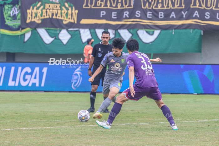 Pemain Persebaya Surabaya,  Muhammad Iqbal (kiri), akan menendang bola dalam laga pekan ke-18 Liga 1 2022 di Stadion Indomilk Arena, Tangerang, Banteng, Rabu (18/1/2023).