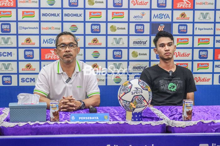 Pelatih Persebaya Surabaya, Aji Santoso (kiri) dan pemainnya bernama Marselino Ferdinan (kanan) saat hadir dalam sesi jumpa pers seusai laga pekan ke-18 Liga 1 2022 di Stadion Indomilk Arena, Tangerang, Banteng, Rabu (18/1/2023).