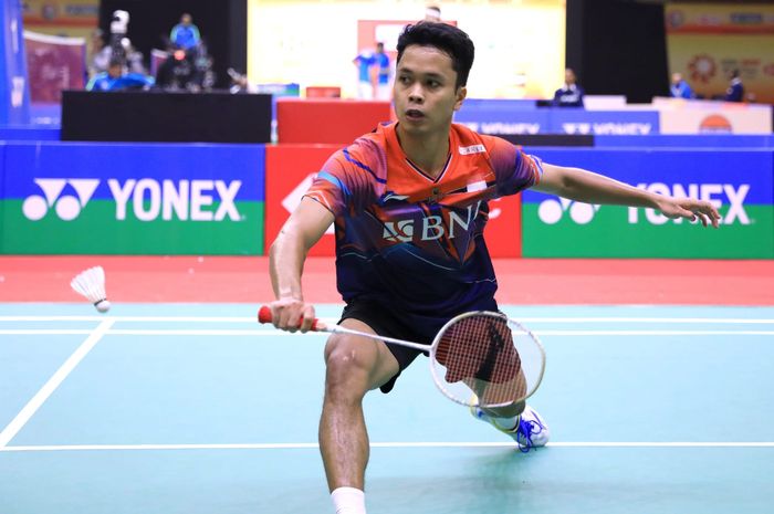 Pebulu tangkis tunggal putra Indonesia, Anthony Sinisuka Ginting, pada babak pertama India Open 2023 di KD Jadhav Indoor Hall, New Delhi, Rabu (18/1/2023).