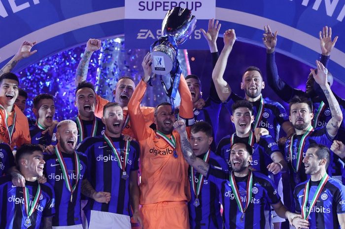 Inter Milan juara Piala Super Italia 2022 dengan menekuk AC Milan 3-0 di Stadion Internasional King Fahd, Riyadh (18/1/2023). Inter membidik hattrick gelar di ajang ini saat melakoni Supercoppa 2023.