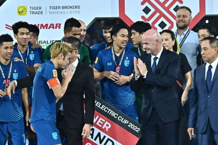 Presiden FIFA, Gianni Infantino, hadir untuk menyerahkan trofi Piala AFF 2022 kepada Timnas Thailand.