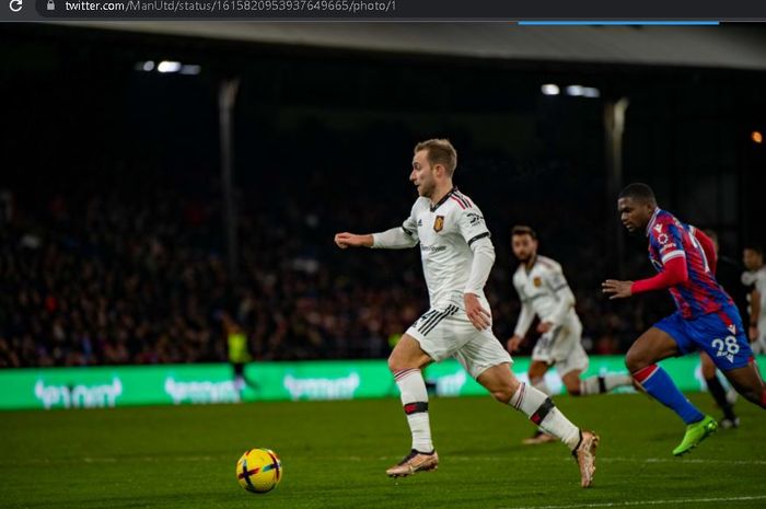 Aksi Christian Eriksen dalam laga tunda pekan ketujuh Liga Inggris 2022-2023 melawan Crystal Palace