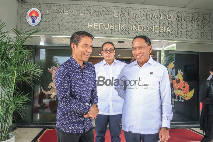 Menteri Pemuda dan Olahraga Republik Indonesia, Zainudin Amali (kanan) dan Sekretaris Jendral PSSI, Yunus Nusi (kiri), sedang memberikan keterangan kepada awak media di Kantor Kemenpora, Senayan, Jakarta, 19 Januari 2023.