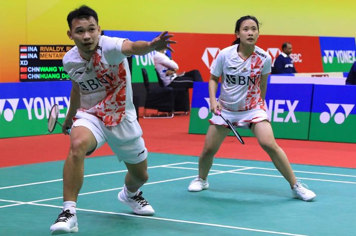 Pasangan ganda campuran Indonesia, Rinov Rivaldy/Pitha Haningtyas Mentari,  pada babak pertama India Open 2023 di KD Jadhav Indoor Hall, New Delhi, Rabu (18/1/2023).