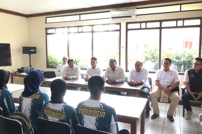 Ketua Umum NOC Indonesia, Raja Sapta Oktohari bersama jajaran berkunjung ke Ikatan Pencak Silat Indonesia (IPSI) di Padepokan Pencak Silat, kawasan TMII, Jakarta Timur, Kamis (19/1/2023).