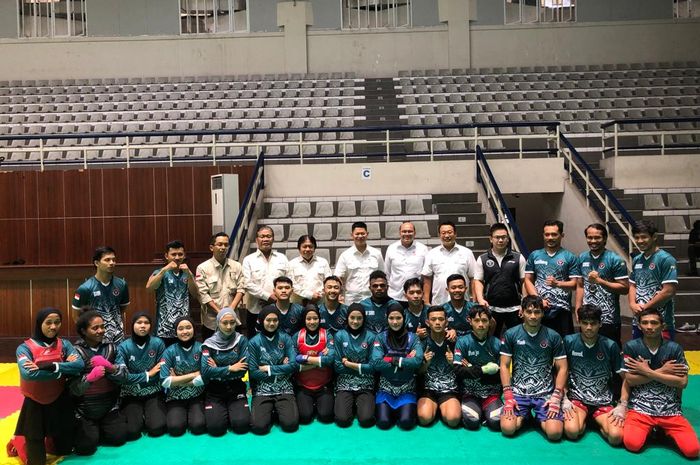 Ketua Umum NOC Indonesia, Raja Sapta Oktohari, saat foto bersama dengan atlet kun bokator di Padepokan Pencak Silat, kawasan TMII, Jakarta Timur, Kamis (19/1/2023).