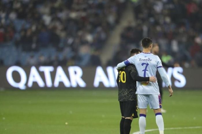 Momen Lionel Messi dan Cristiano Ronaldo bersama saat bertemu dalam duel Riyadh All Star kontra Paris Saint-Germain di King Fahd International Stadium, Kamis (19/1/2023).