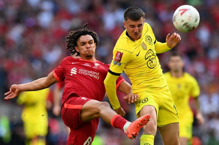 Trent Alexander-Arnold (kiri) berduel dengan Mason Mount dalam partai Liverpool vs Chelsea di final Piala FA (14/5/2022). Kedua tim kini hanya berebut posisi 10 di klasemen Liga Inggris pekan ke-21.